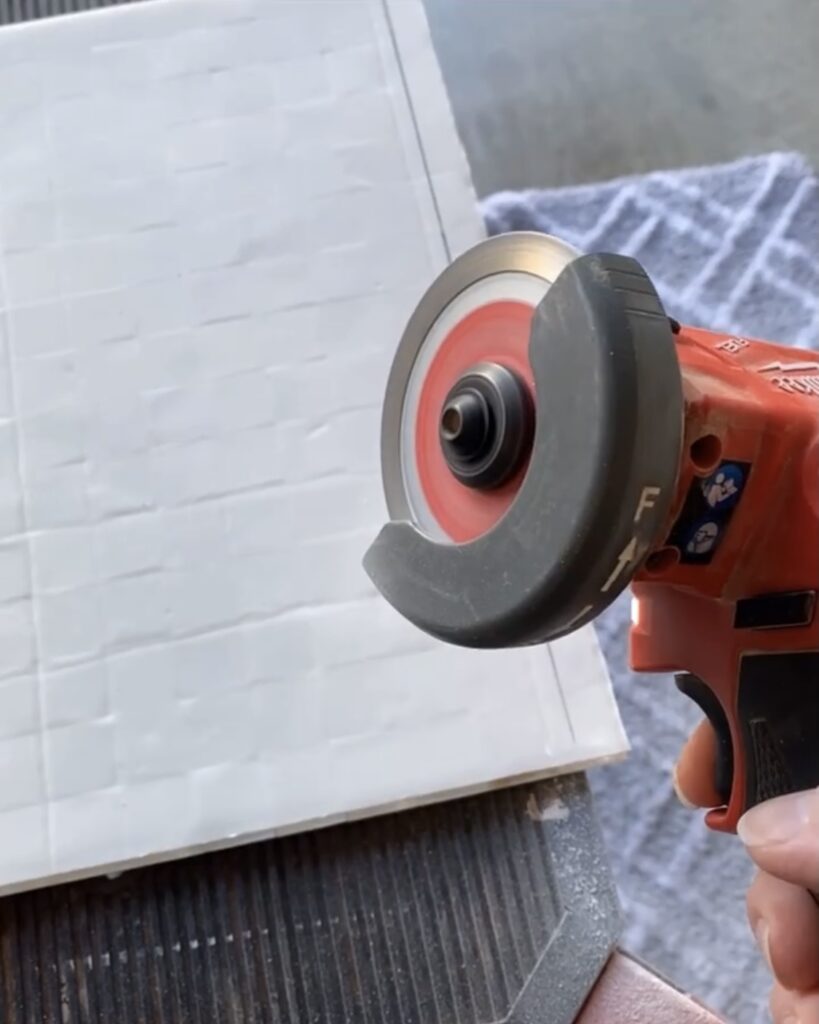 Cut-off saw for backsplash