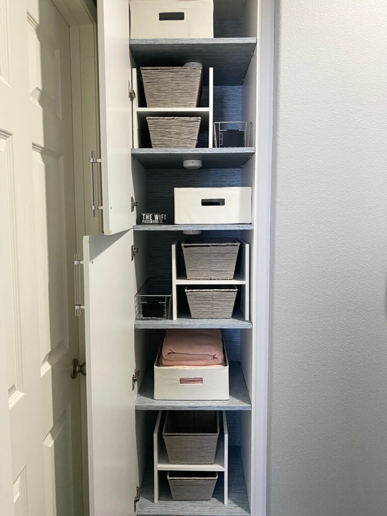 Organized_Closet_With_Baskets