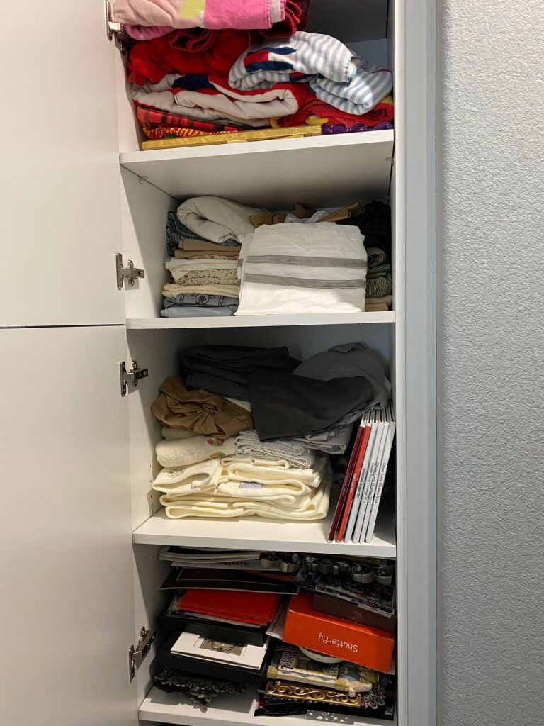 Linen_Closet_Before